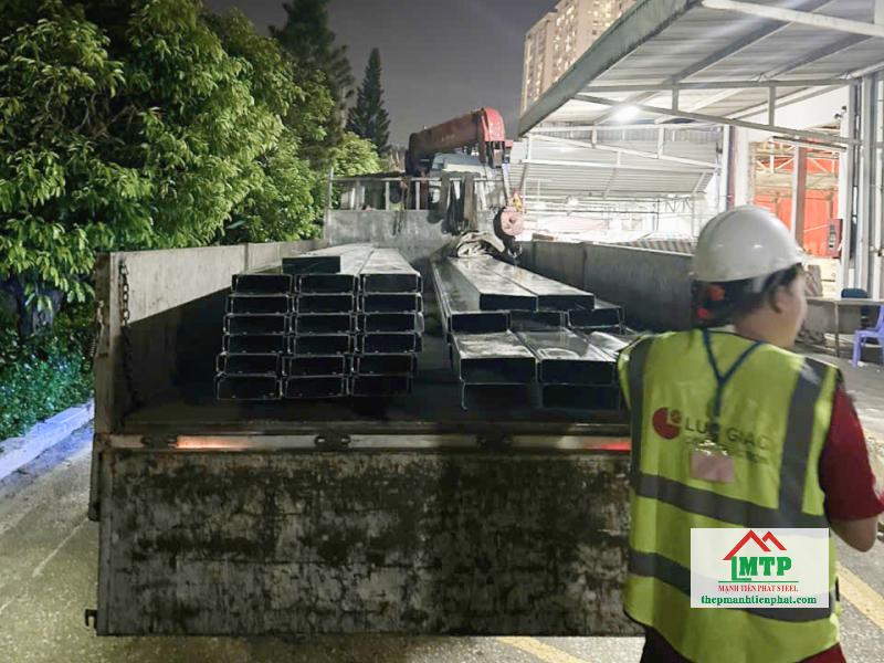 Giao 3 tấn xà gồ Hoa Sen C250x65 dày 2.0 ly cho công trình khách sạn tại Quận 5