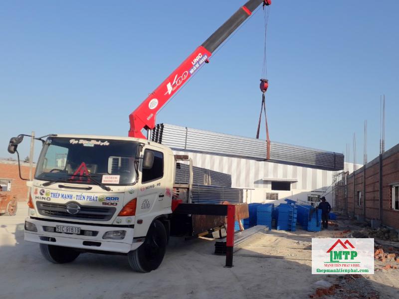 Giao 300 cây xà gồ C Hoa Sen C200x65 đến công trình thương mại tại Phú Mỹ Hưng