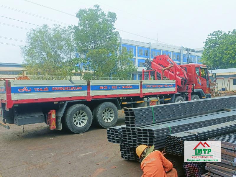 Giao 500 cây xà gồ C Hoa Sen C125x50 đến công trình kho tại Tân Phong, Quận 7