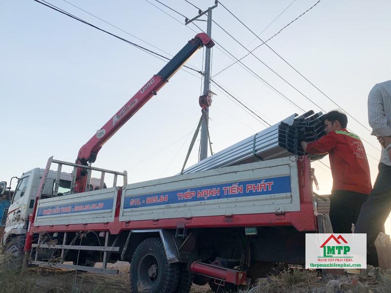 Giao 150 cây xà gồ C Hoa Sen C150x50 đến công trình nhà phố Quận 7