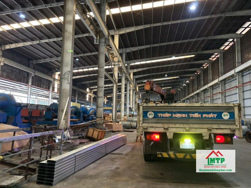 Giao 3 tấn xà gồ Hoa Sen C200x65 tại khu vực Dương Bá Trạc, Quận 8 cho công trình nhà xưởng