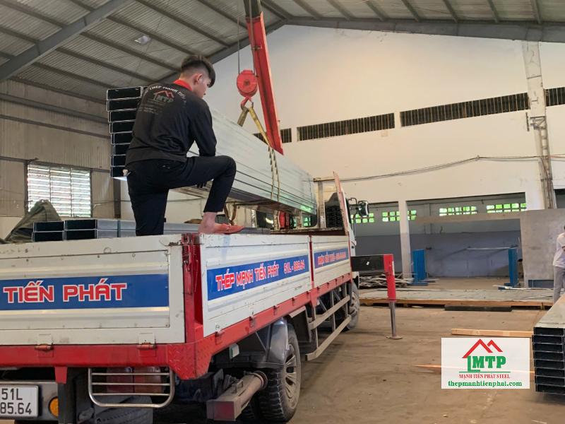 Giao 1.5 tấn xà gồ Hoa Sen C180x50 tại đường Tạ Quang Bửu, Quận 8 cho công trình cải tạo nhà xưởng