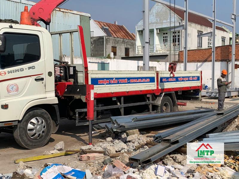 Giao 2 tấn xà gồ Hoa Sen C150x50, Z150x62x68 tại đường Phạm Thế Hiển, Quận 8 cho công trình nhà phố