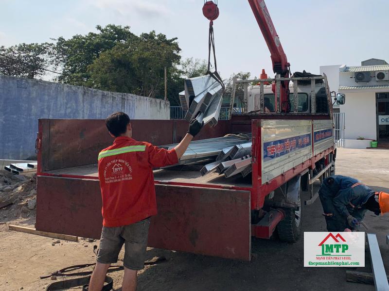 Giao 3 tấn xà gồ Hoa Sen Z200x65x65 tại đường Nơ Trang Long, Bình Thạnh cho công trình kho hàng