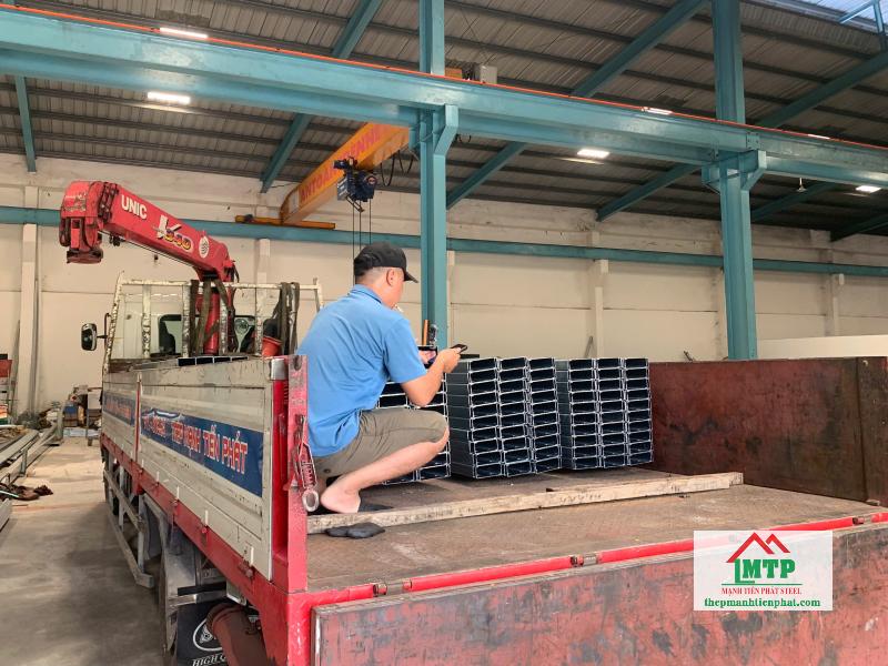 Giao 1.5 tấn xà gồ Hoa Sen C180x50 cho xưởng cơ khí tại Bình Thạnh sửa chữa mái