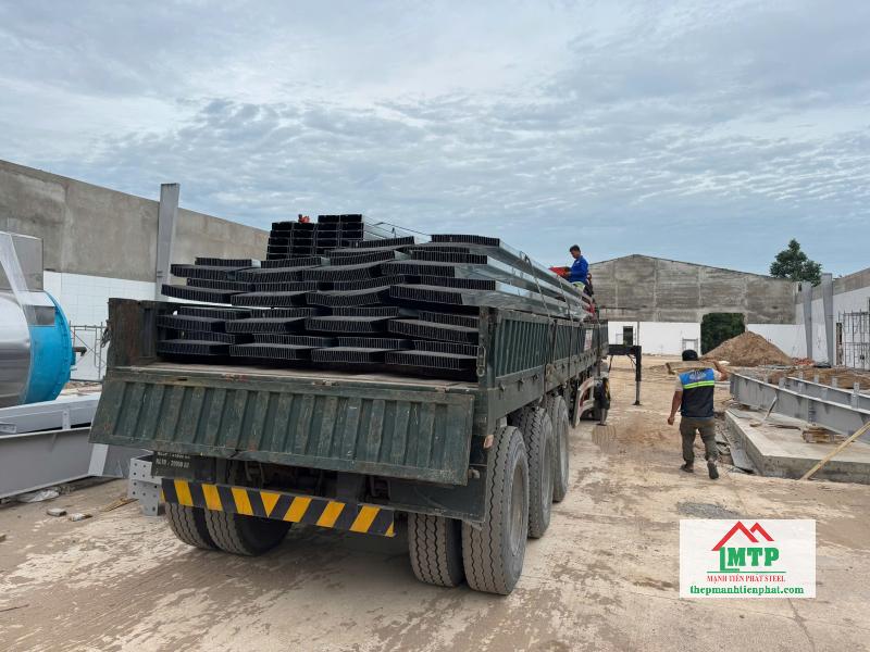 Giao 4 tấn xà gồ Hoa Sen Z250x65x65, C200x65 tại khu vực Bình Quới, Bình Thạnh cho công trình nhà xưởng sản xuất