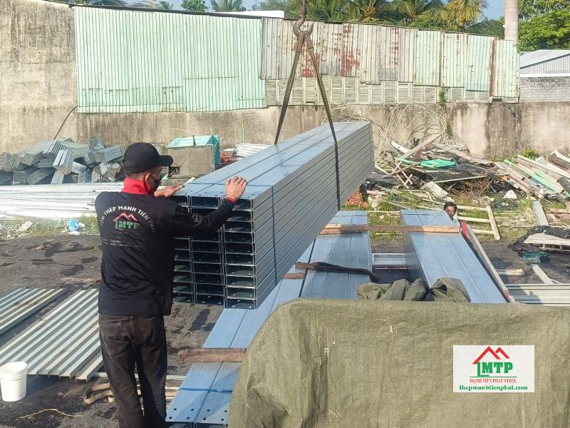 Giao 2 tấn xà gồ Hoa Sen C150x50 tại đường Cộng Hòa, Quận Tân Bình cho công trình nhà phố kết hợp kinh doanh
