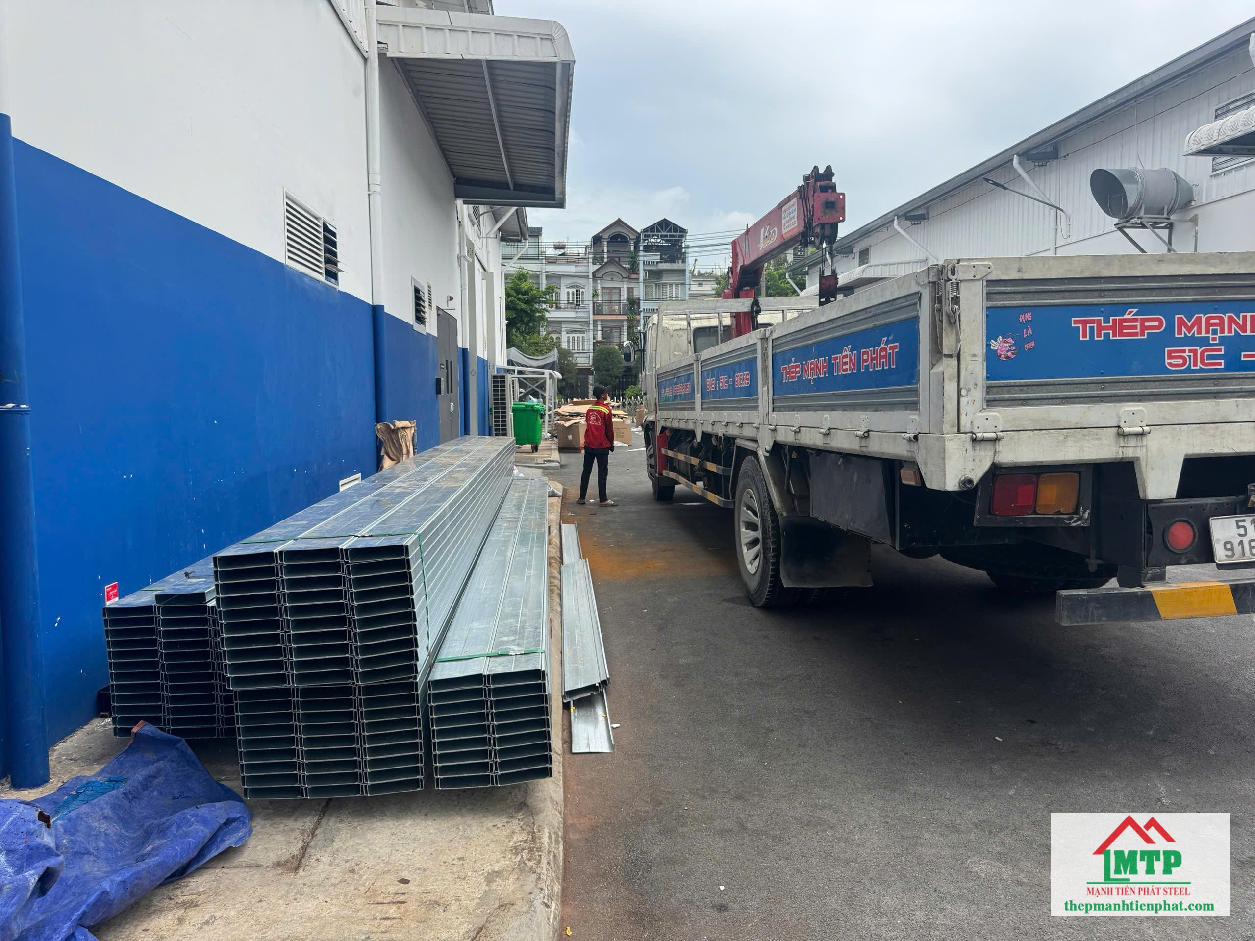 Giao hơn 1500m xà gồ C mạ kẽm C180x40x10x1.8ly kèm bản mã cho công trình tại KCN Tân Bình