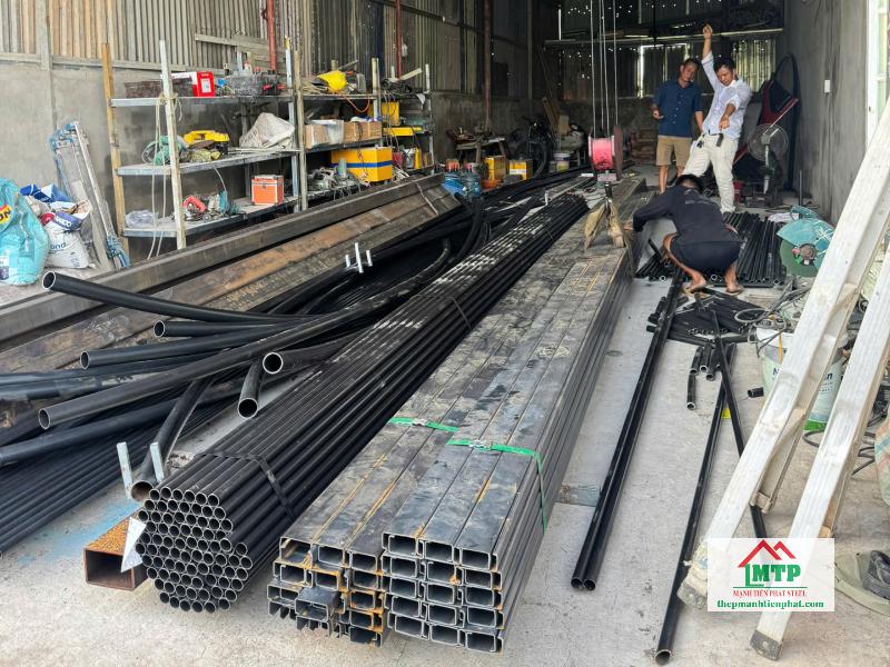 Giao xà gồ Hoa Sen C45x125x1.8mm loại đen, số lượng 60 cây cho xưởng cơ khí tại Quận Tân Phú