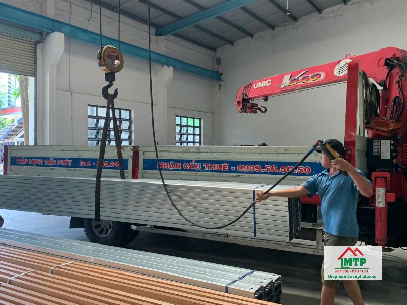 Giao 2.5 tấn xà gồ Hoa Sen C200x65 tại đường Âu Cơ, Quận Tân Phú cho công trình kho hàng
