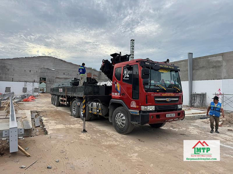Xe giao 10 tấn xà gồ C, Z Hoa Sen mạ kẽm đa dạng quy cách đến nhà xưởng tại Cai Lậy, Tiền Giang