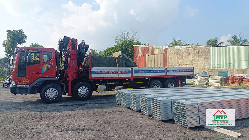 Giao 3 tấn xà gồ C Hoa Sen 2.0 ly cho công trình mái che tại Cái Bè, Tiền Giang