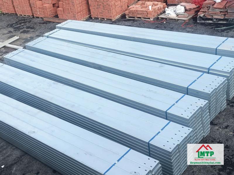 Diện tích hạn chế nên nhiều nhà thầu cần trao đổi phương án giao xà gồ Hoa Sen để đảm bảo đủ số lượng thi công