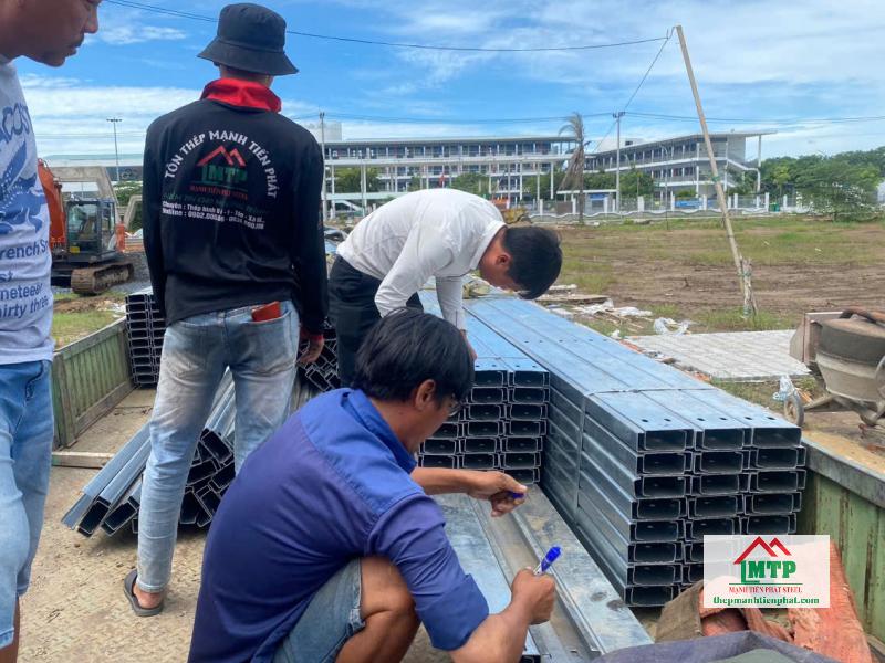 Kiểm tra lớp mạ, quy cách, độ dày, số lượng xà gồ Hoa Sen đầy đủ theo đơn hàng, bề mặt không bị trầy xước ảnh hưởng độ bền khi sử dụng