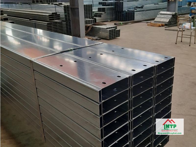 Xà gồ Hoa Sen phù hợp các công trình ngoài trời, nhà xưởng, dự án dân dụng tại Nhà Bè nhờ bề mặt mạ kẽm sáng bóng, chống rỉ tốt, quy cách đa dạng