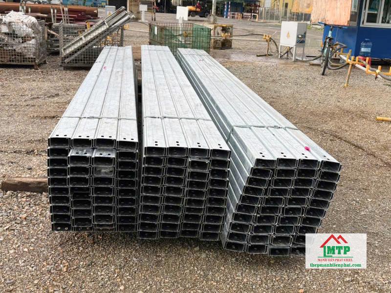 Xà gồ Hoa Sen có bề mặt sáng đều, chống ăn mòn tốt, đáp ứng nhu cầu thẩm mỹ cho các công trình tại Quận 7