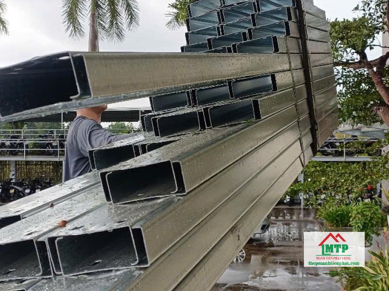 Xà gồ Hoa Sen dễ gia công, sai số thấp, bề mặt mạ kẽm chống ăn mòn tốt trong điều kiện ẩm, phù hợp với nhiều công trình tại Bình Thạnh