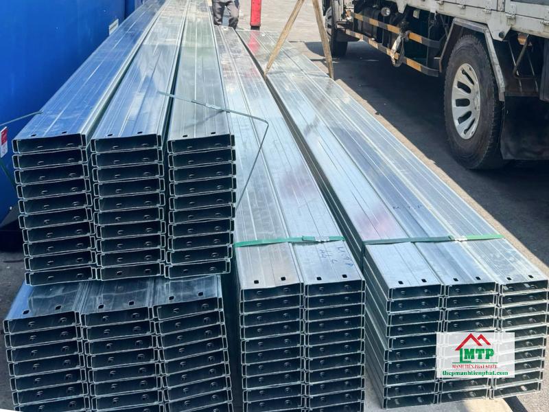 Xà gồ Hoa Sen có bề mặt sáng bóng, lớp chống rỉ tốt nên đảm bảo độ bền và tính thẩm mỹ cho công trình tại Tân Bình