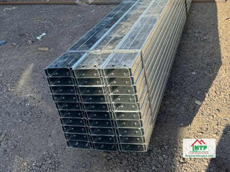 Xà gồ Hoa Sen có bề mặt sáng bóng, đồng đều tính thẩm mỹ cao, phù hợp cho các công trinh shophouse, mặt bằng kinh doanh tại Tân Phú