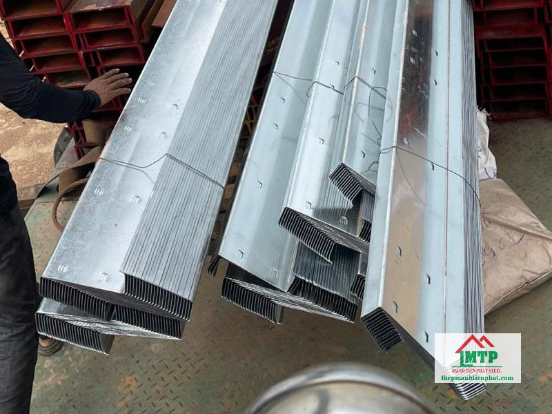 Xà gồ Hoa Sen được sản xuất từ nguyên liệu chất lượng, dẻo dễ gia công, chịu lực tốt, bề mặt mạ kẽm bền chắc, nâng cao tuổi thọ công trình tại Tiền Giang