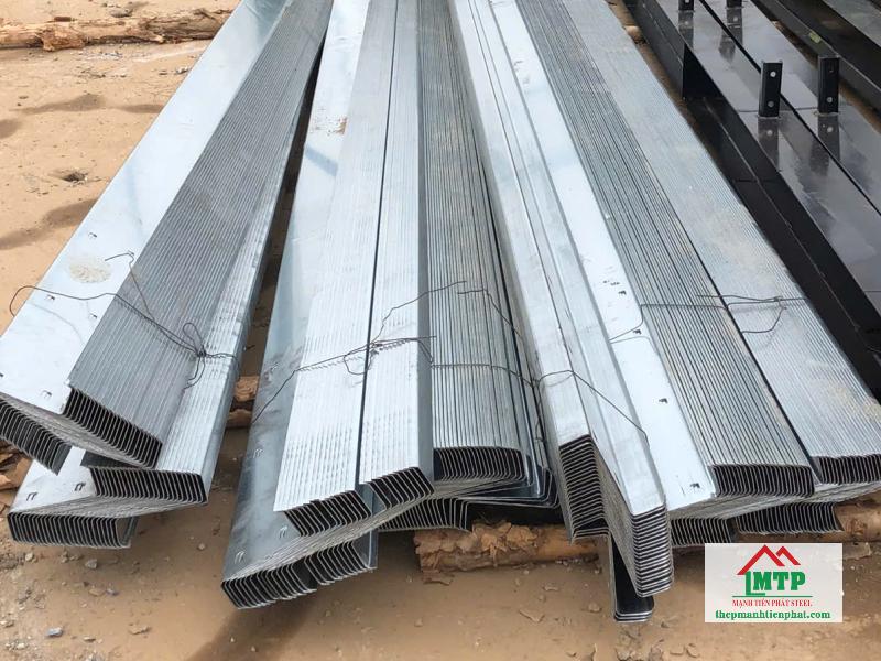 Xà gồ Z Hoa Sen phù hợp với mái khẩu độ lớn tại Quận 10