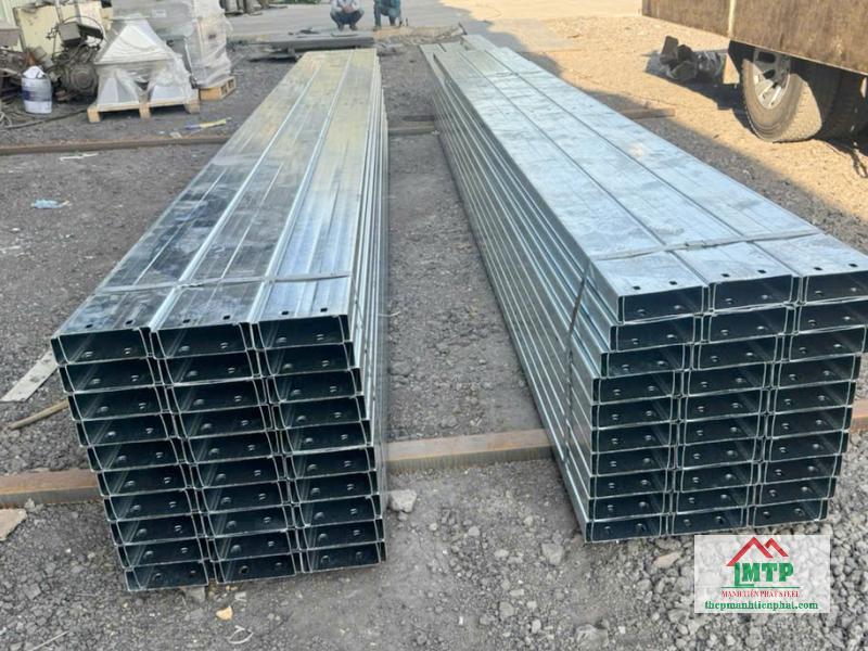 Xà gồ Hòa Phát dày 2.0 - 2.4 ly thường dùng cho mái nhà phố, mái che kinh doanh