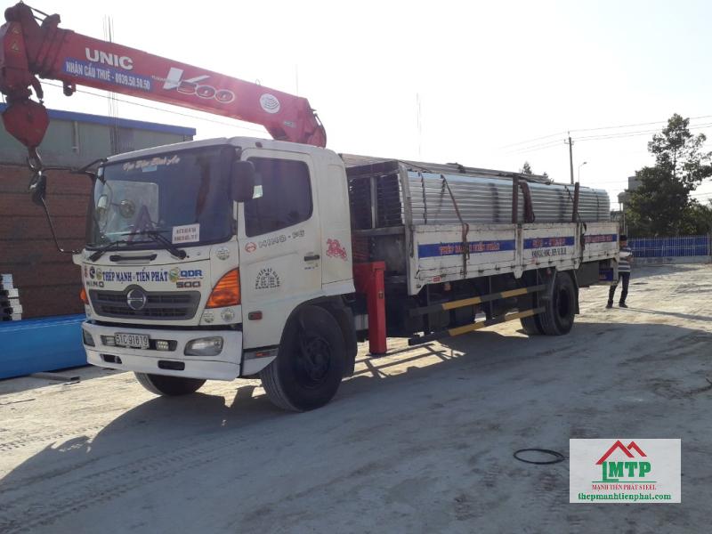 Lô 250 cây xà gồ C Hòa Phát quy cách C150, giao dựng mái xưởng sản xuất trên đường Trần Đại Nghĩa, Bình Chánh