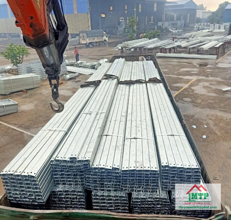 Giao 10 tấn xà gồ C150 dày 1.8 ly lắp đặt hệ mái xưởng cơ khí tại Thuận An, Bình Dương