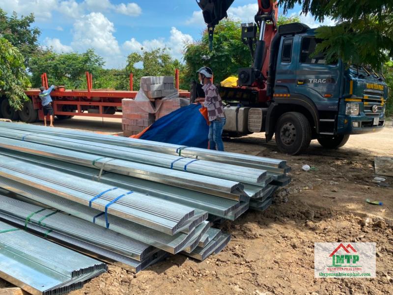 Giao 280 cây xà gồ Z200 Hòa Phát mạ kẽm làm hệ mái trang trại chăn nuôi, với độ dày theo thiết kế tại Đồng Nai
