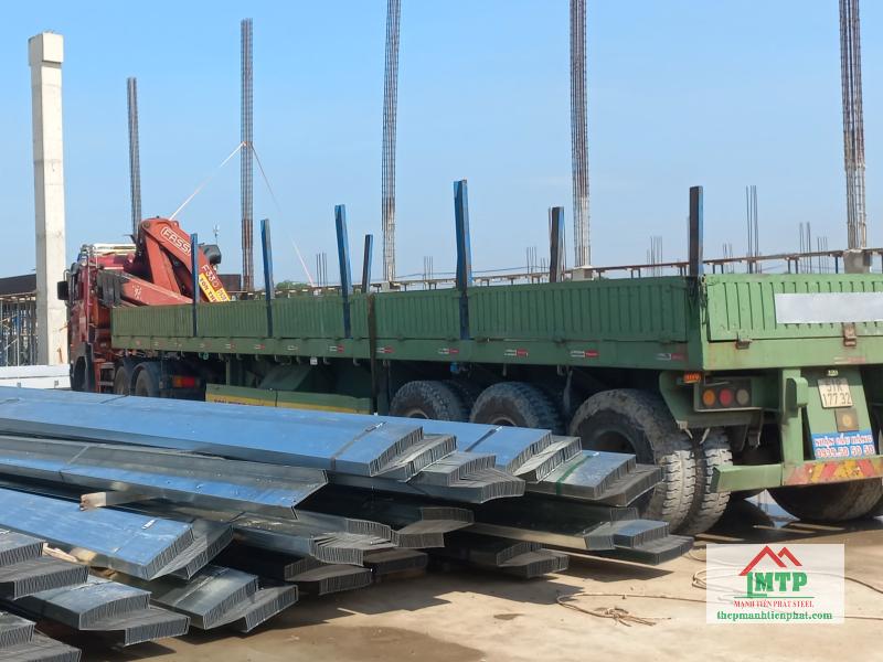 Bàn giao 2500 m xà gồ Z180 Hòa Phát cho kho logistics tại Bến Lức, Long An