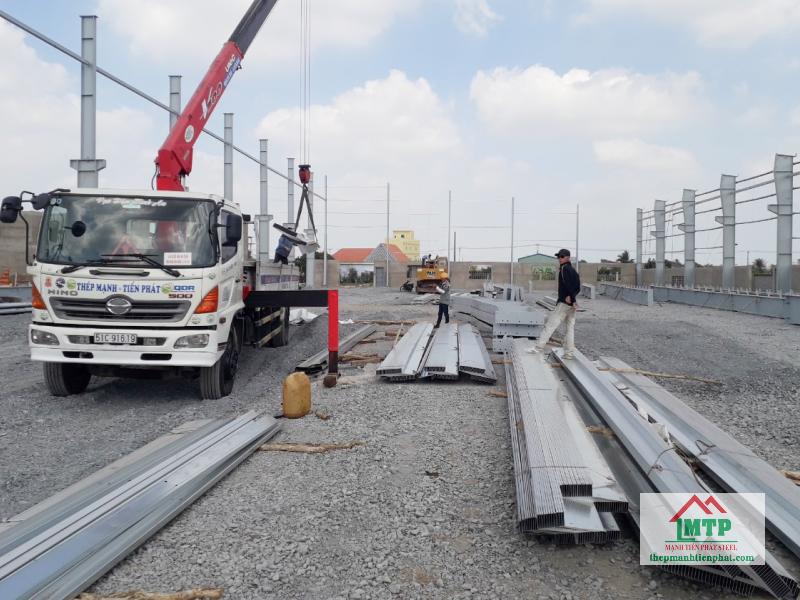 Giao 1800 m xà gồ C125 và Z180 Hòa Phát cắt theo yêu cầu cho kho nông sản tại Cần Đước, Long An