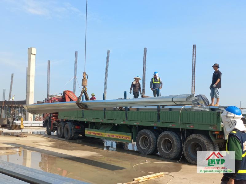 Giao 260 cây xà gồ Z180 Hòa Phát dày 2.5 mm cho hệ mái kho logistics tại Nhà Bè