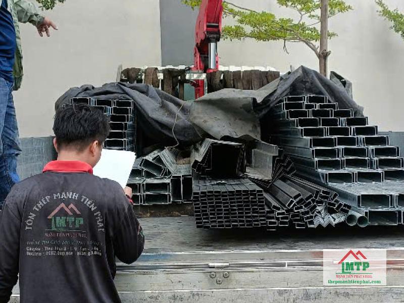 350m xà gồ C Hòa Phát C125 dày 1.8 mm tập kết cho hạng mục mái cải tạo tại khu vực Tân Định, Quận 1