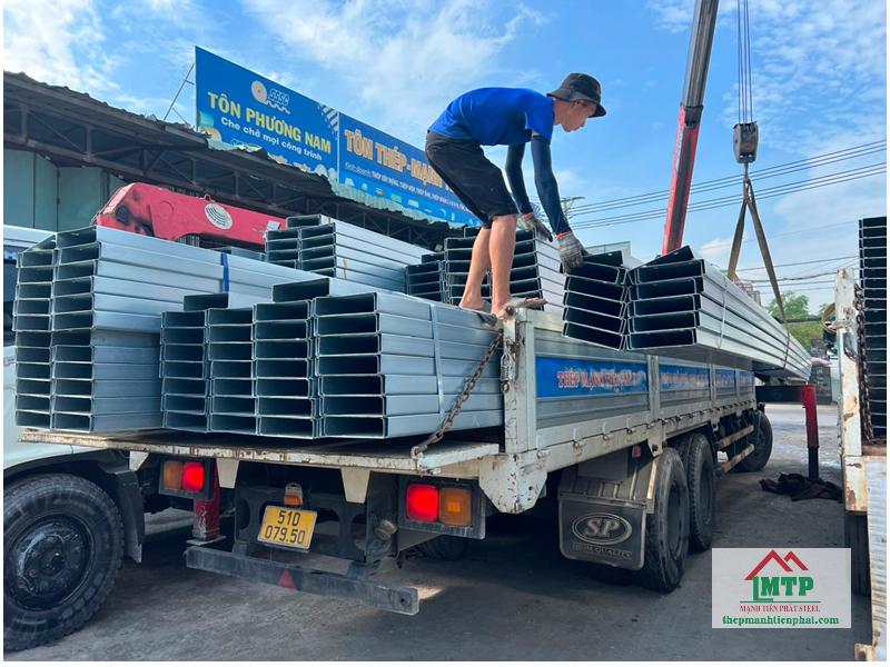 730m xà gồ C150 Hòa Phát đã cắt theo chiều dài yêu cầu trước khi giao đến công trình tại Cô Giang, Quận 1