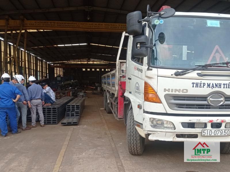Giao xà gồ C120 Hòa Phát loại đen cho nhà xưởng tại Quận 11