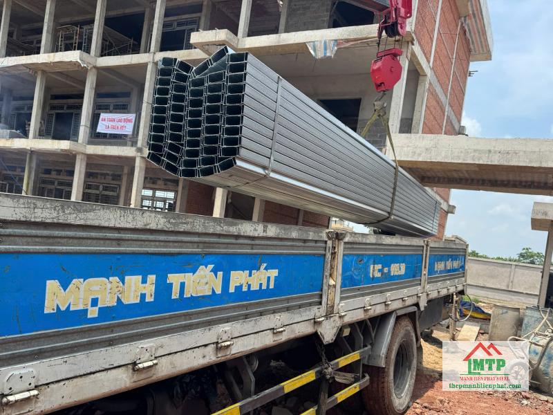 Giao 160 cây xà gồ C150 dày 2.0 mm cho công trình trường học tại Quận 11