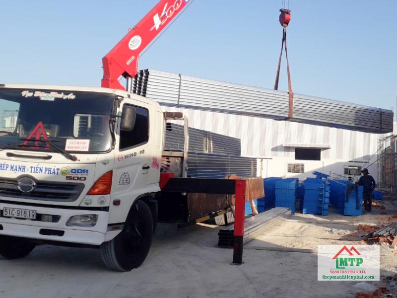 Xà gồ Hòa Phát C125, dày 2.0 mm – số lượng 80 cây giao công trình nhà xưởng trên đường Nguyễn Ảnh Thủ, Quận 12