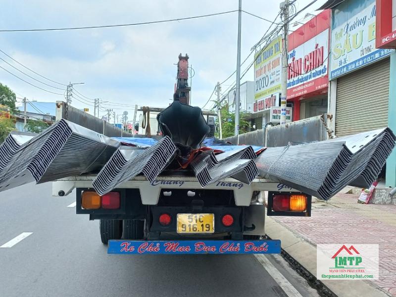 Bàn giao 50 cây xà gồ Z150 Hòa Phát cho công trình mái che tại khu dân cư gần đường Trần Quốc Thảo, Quận 3