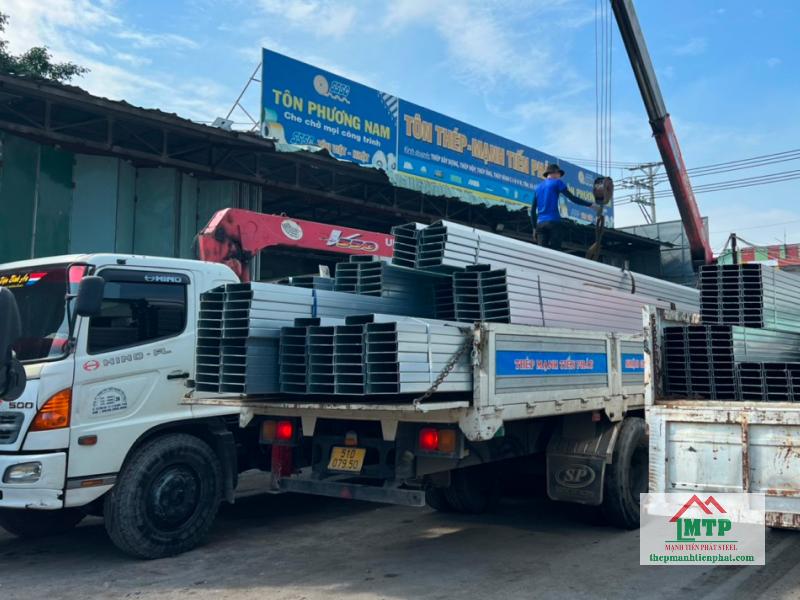 Bàn giao 50 cây xà gồ Z150 Hòa Phát cho công trình mái che tại khu dân cư gần đường Trần Quốc Thảo, Quận 3