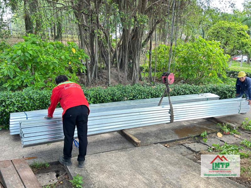 Giao 400m xà gồ C125 Hòa Phát làm mái nhà chòi công viên tại Quận 4