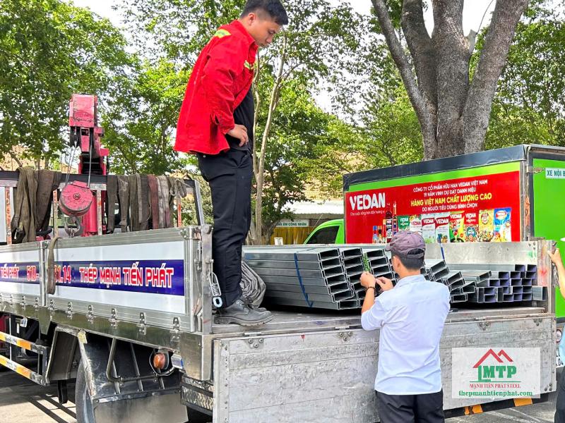 Giao 620m xà gồ C150 Hòa Phát cho công trình kho tập kết hàng tại Quận 4
