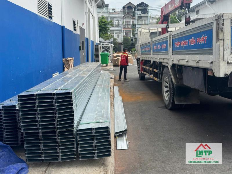Giao 700m xà gồ C180 Hòa Phát cho công trình tại Quận 4