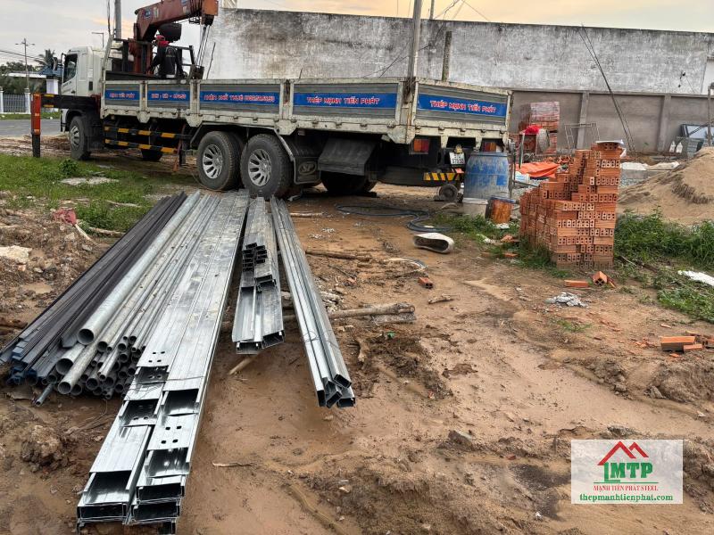 Giao 20 cây xà gồ C120 Hòa Phát cho công tình nhà phố tại Quận 5