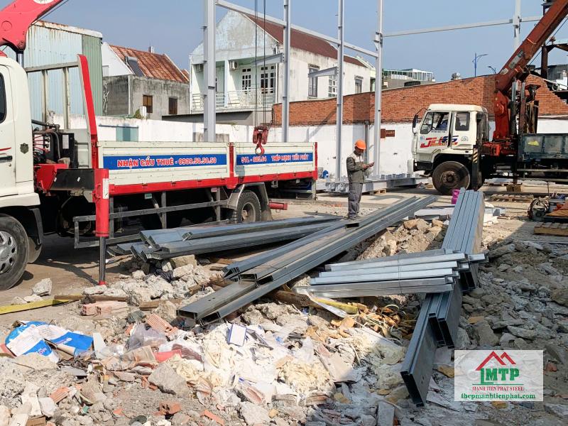 Giao 450m xà gồ C125 Hòa Phát đen và mạ kẽm cho công trình xây dựng nhà hàng tại Quận 5