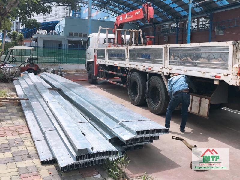 50 cây xà gồ Hòa Phát Z150x50x60 dày 1.8 mm giao đến công ty may mặc tại Quận 6