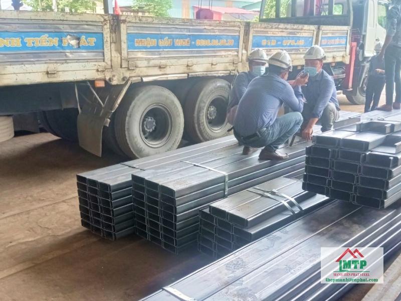 Xà gồ Hòa Phát C150x50 dày 2.0 mm, số lượng 850m giao đến xưởng cơ khí tại Quận 6