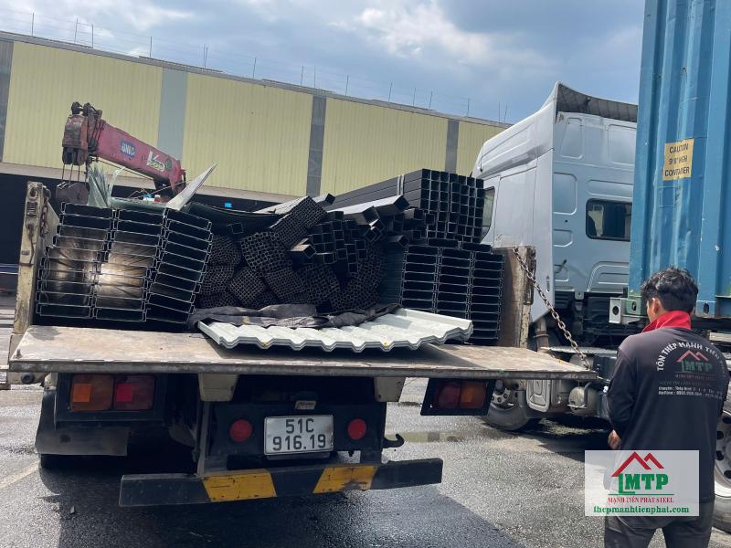 5 tấn xà gồ C200 Hòa Phát và thép hộp, tôn tập kết tại khu vực Phú Thuận, Quận 7, phục vụ khung mái nhà xưởng
