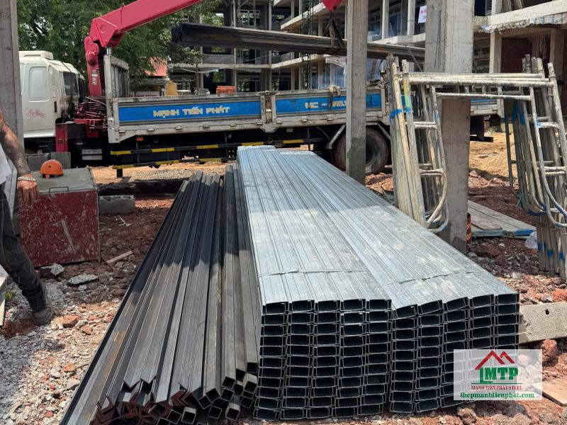 2 tấn xà gồ C120 Hòa Phát giao công trình villa tại Phú Mỹ Hưng, Quận 7