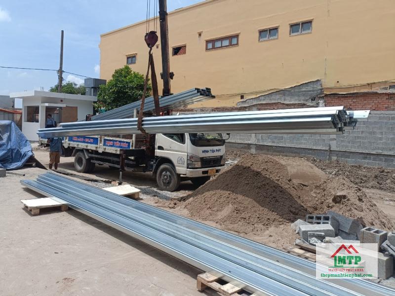 Giao 4 tấn xà gồ C180 Hòa Phát đến công trình kho hàng khu vực Tân Thuận, Quận 7