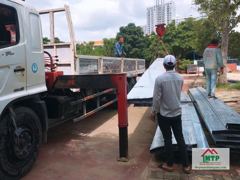 2 tấn xà gồ Z150 Hòa Phát giao tại khu vực đường Dương Bá Trạc, Quận 8 cho hệ mái xưởng nhỏ